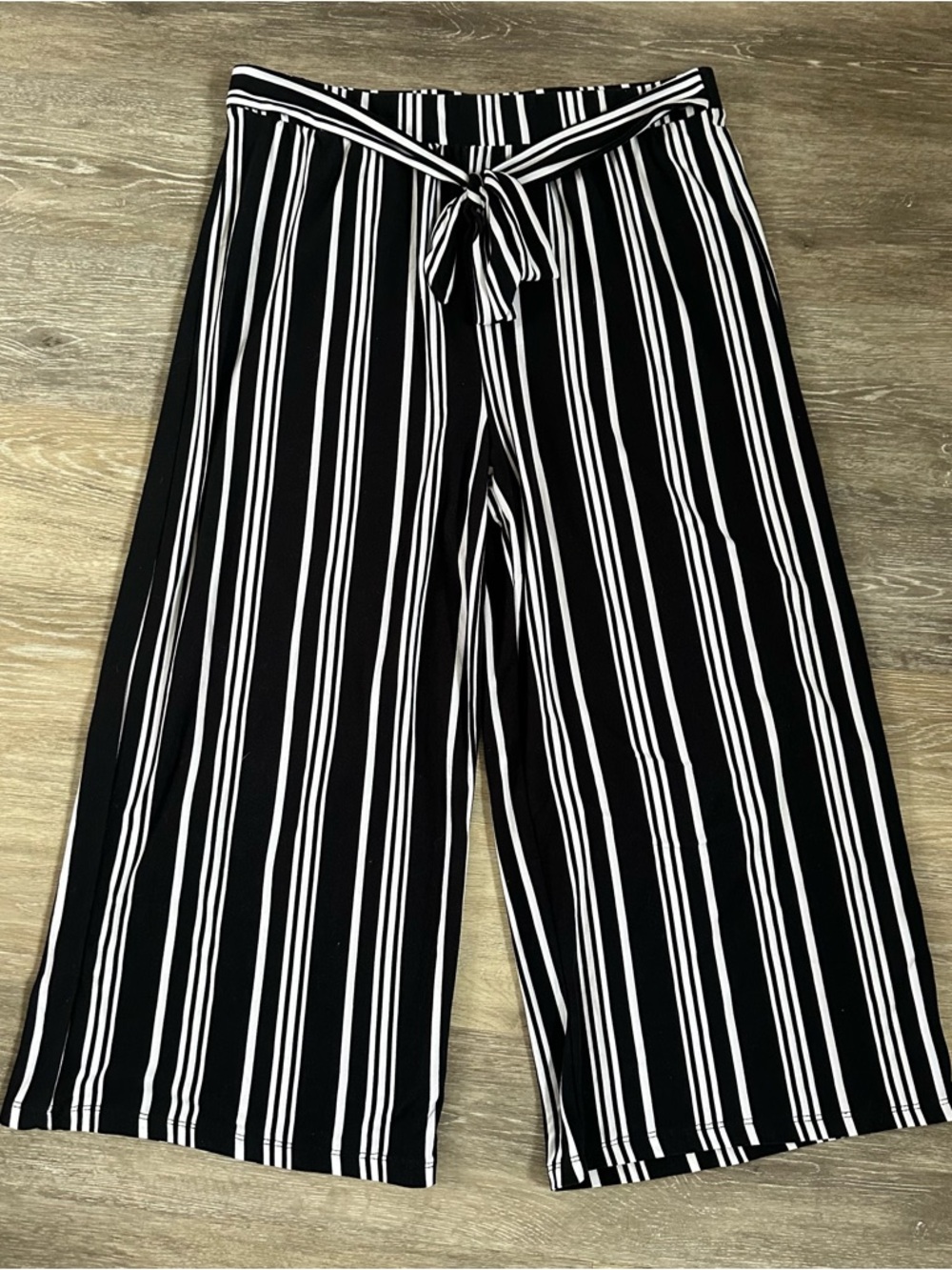 Bobbie Brooks black and white striped stretchy wide leg gaucho pants Sz L